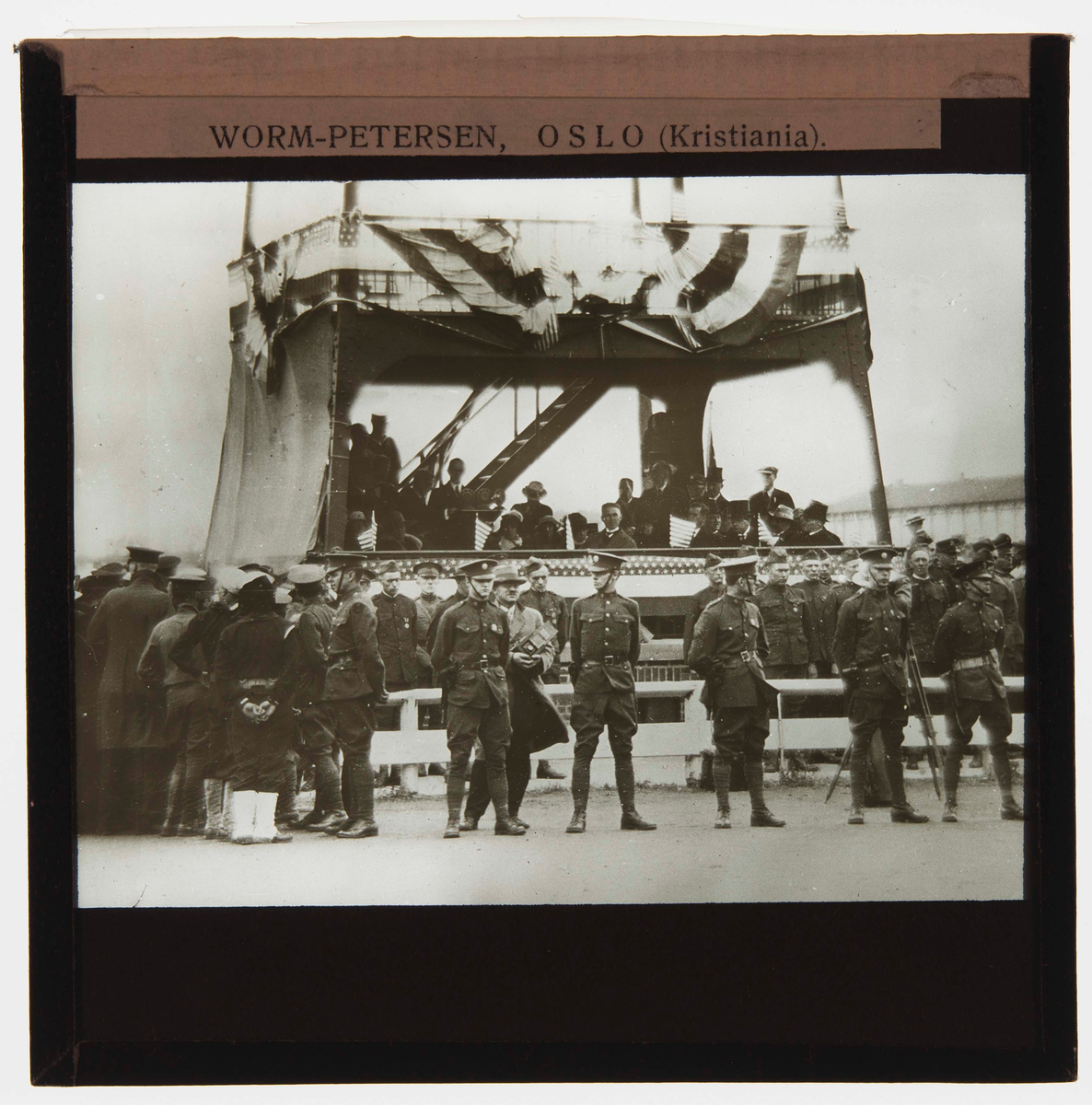 Utvandrerjubileet i 1925.
Soldater foran talerstolen