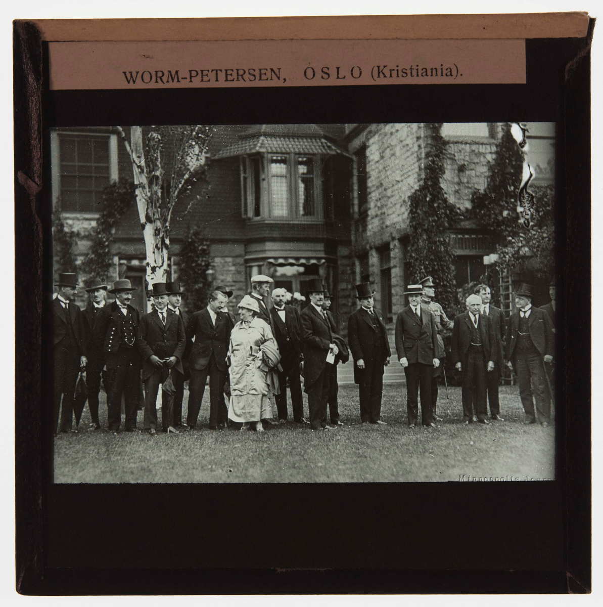 Utvandrerjubileet 1925.
En gruppe delegater i hagen til Frank B. Kellogg i St.Paul.