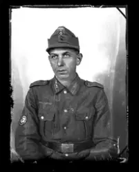Atelierfoto. En tysk soldat i uniform. Eines deutschen Solda