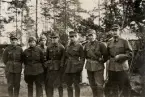 Fortsättningskriget i Finland 1941-44.
Gruppfoto, någonstans i Finland.
2:a fr.h.: finlandsfrivillige furir Lennart Nilsson (fr. Växjö) som stupade 1/7 1944 (bror t. furir Erik Nilsson, som även han stupade
1944).