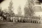Kronobergs-kompaniet i Kalix 1917.
Man har ställt upp sig vid klockstapeln utanför Kalix kyrka.