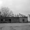 Skolmästaregården i Linköping. Bilden visar nedmonteringen av huset inför flytt till friluftsmuseet Gamla Linköping. Foto 1953.