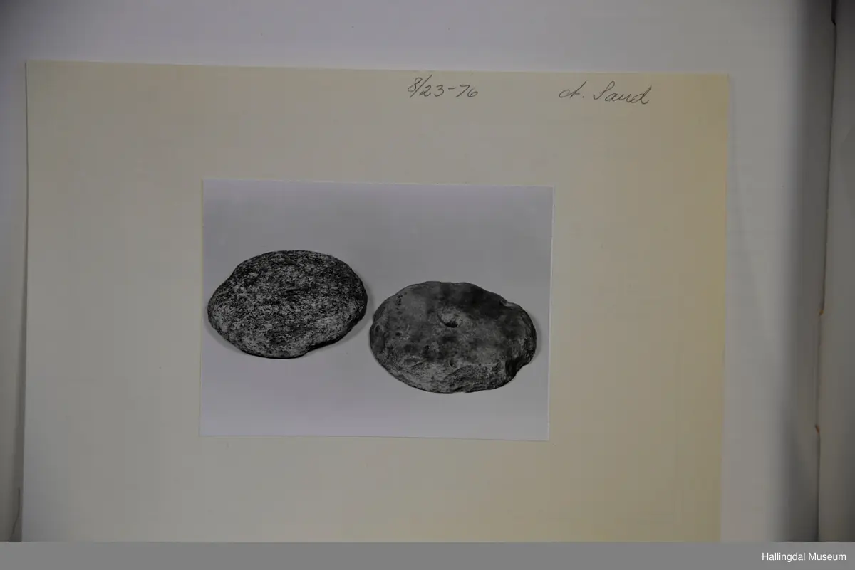 2 tilnærma sirkulære steinar med hol i midten.