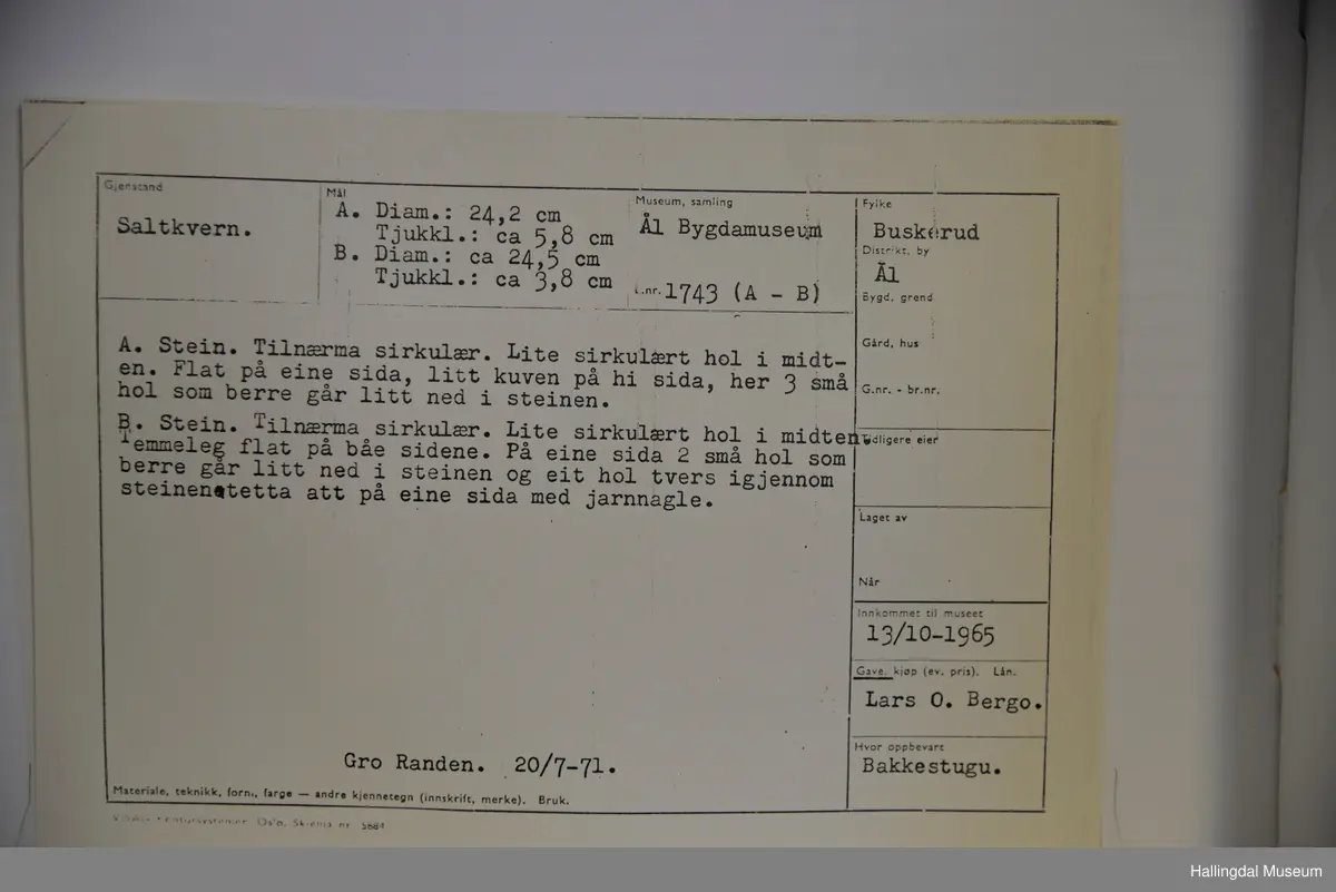 2 tilnærma sirkulære steinar med hol i midten.