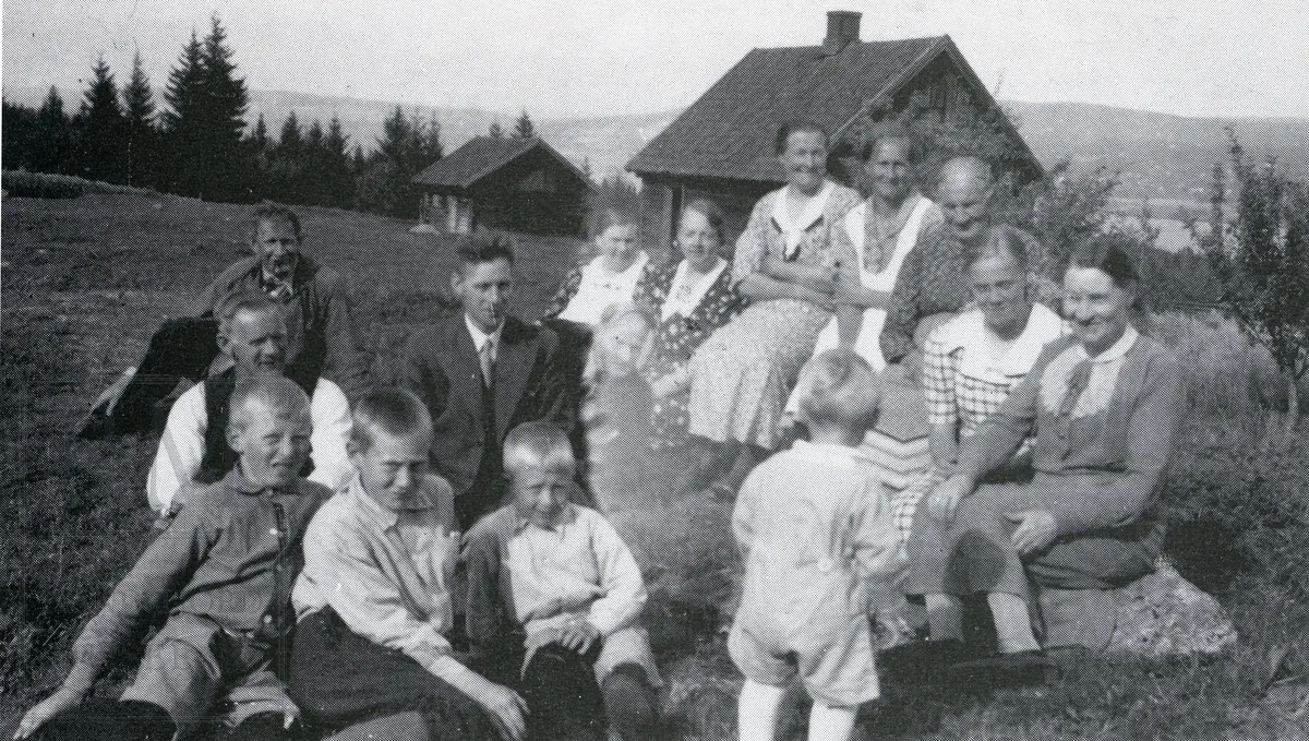 Gruppe på husmannsplassen Smedhaugen under Ringelien 1938.