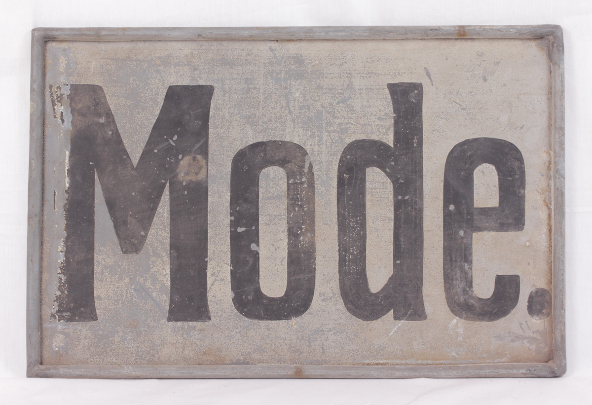 Håndmalt skilt fra klesbutikken til Pauline Herdahl i Herdahlsalen i Kongsvinger.