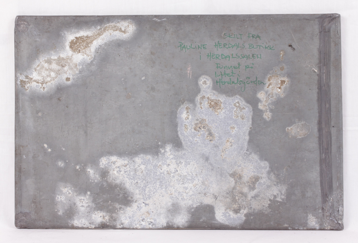 Håndmalt skilt fra klesbutikken til Pauline Herdahl i Herdahlsalen i Kongsvinger.