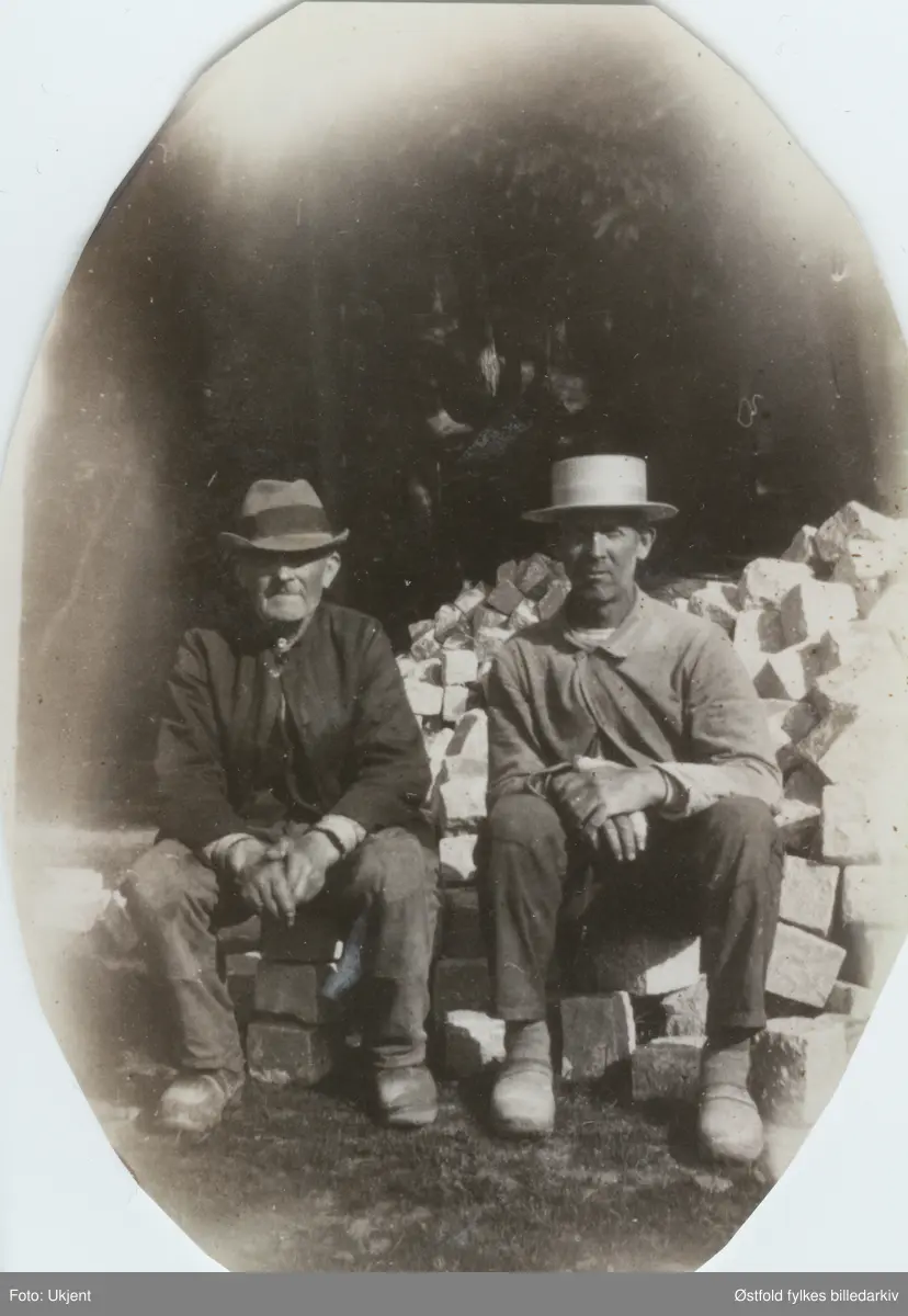 Stenhuggere på Idd,, ant. 1920-tallet.
Fra venstre Hans-Martin Petersen, Herrebø (1854-1930) som arbeidet på Fagerholt.  Til høyre Petter-Olaf Hansen, Løkkevold (1876-1952) som arbeidet på Ystehede(?).