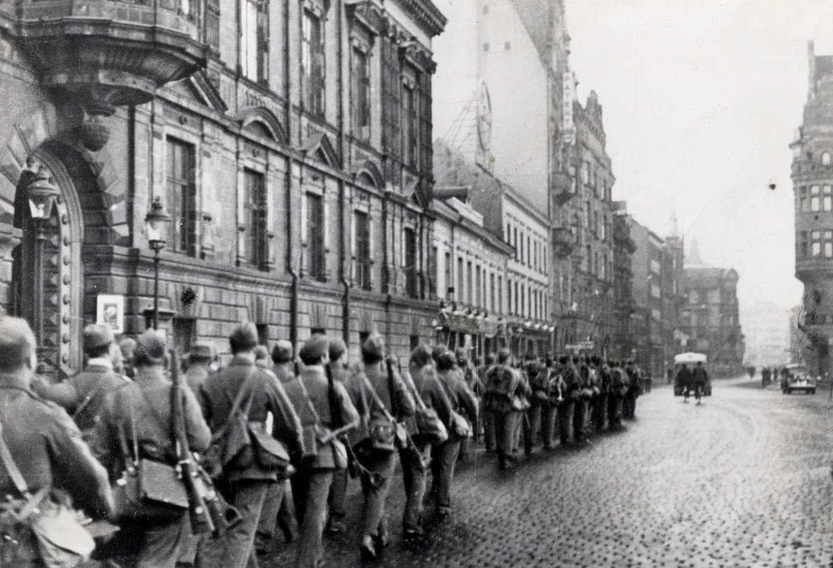 Beredskapsåren 1939-1945.
Kompani på marsch längs gata i Helsingborg.