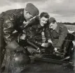 Beredskapsåren 1939-1945.
Utbildning i motortjänst. Tre män i uniform undersöker en motor.