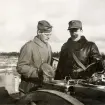 Beredskapsåren 1939-1945.
Utbildning i motortjänst. Två mannar diskuterar något i en motor.