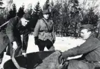Beredskapsåren 1939-1945.
Under beredskapen. Övning med patrullbåt vid Bergundasjön. Fanjunkare Werner Dahl övervakar.