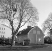 Vintervadsgatan 12 i Söderköping har inte fått följa med in i vår tid. Likt det mesta utmed gatan revs det gamla för nytt under 1960-talet. Vy från nordväst 1964.