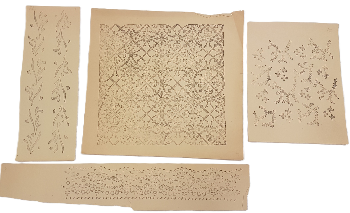 En samling mönsterkopior, övningsmaterial från utbildning. Tryck på papper, olika storlekar - från ca 5-10 cm upp till ca 50 cm stora.