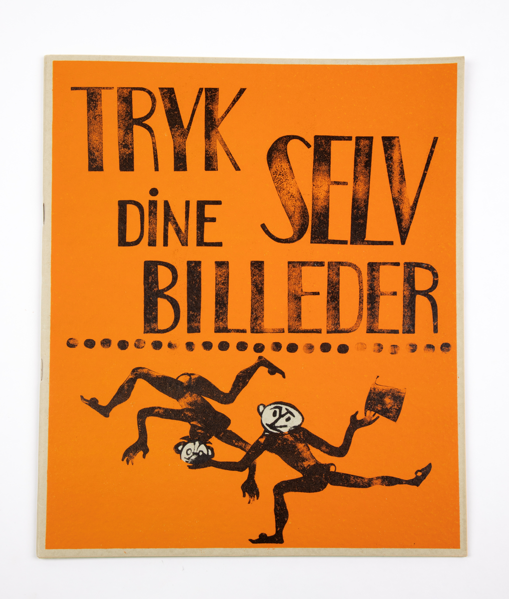 Fem eksemplarer av grafisk hefte med trykk, stempler og tekst av Axel Salto. Heftet har softback og 28 sider. Oransje omslag med tittel og to figurer. Sidene er henholdsvis hvite og grønne.