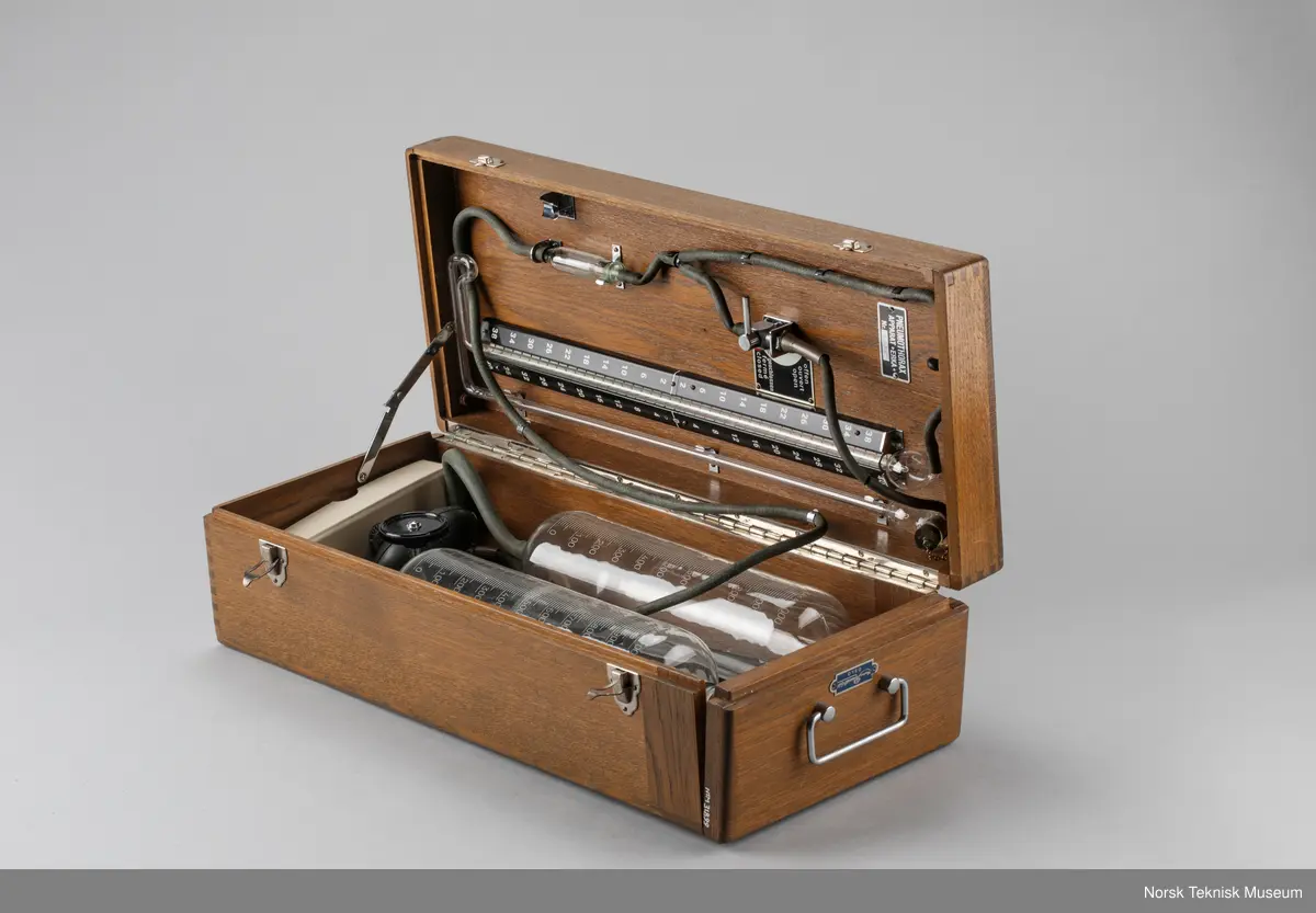 Inne i kofferten ligger en liten pappeske fra Andreas Ruuds som inneholder kanyler.