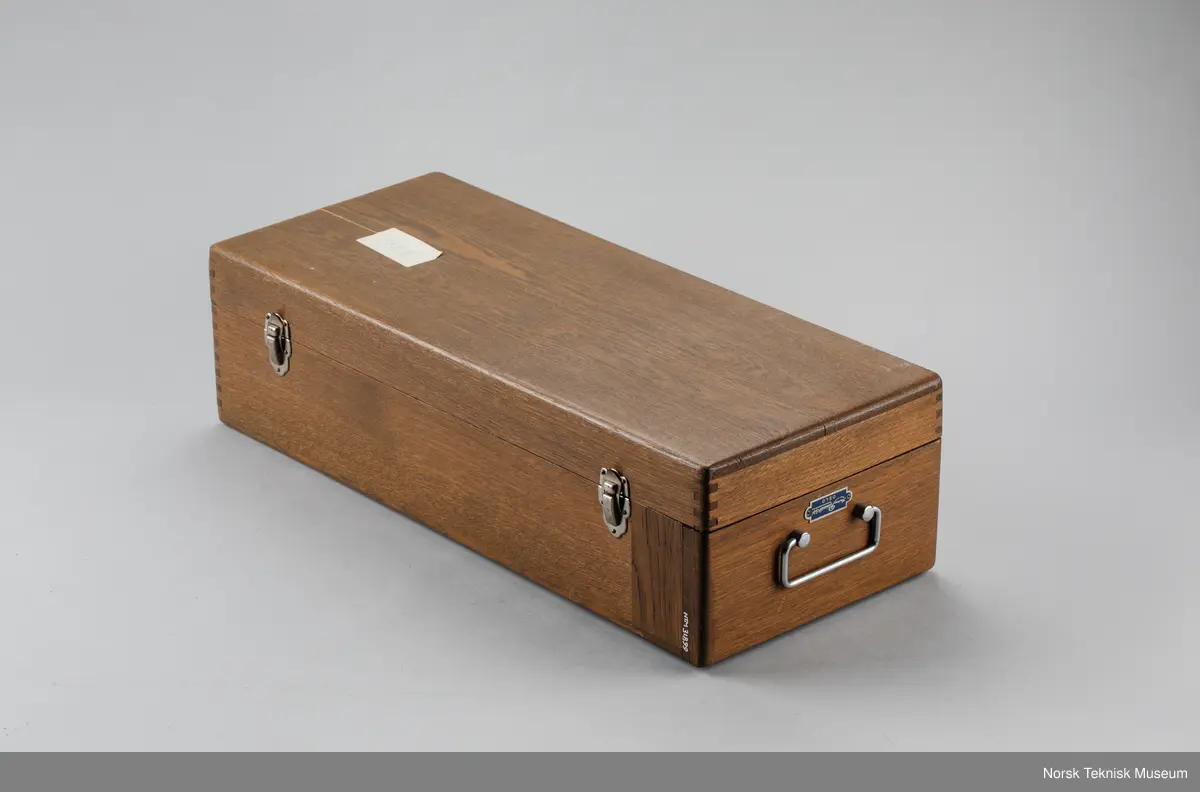 Inne i kofferten ligger en liten pappeske fra Andreas Ruuds som inneholder kanyler.