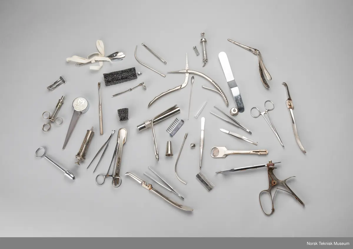 Inkluderer pinsett, prober, nesespekulum, instrumenter for tonsillektomi, 13 curettes (overført til NTM 31937), sprøyter og så videre.