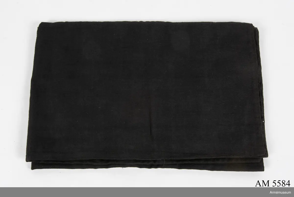 Storbildskamera 9x12 av trä, Brückner.
Består av: 1 kamera, 1 objektivbräda, 1 inställningsduk av svart bomull, 1 stativ m kuggdrev (trä), l:750 mm, vikt:4100 gr. 1 förvaringslåda, 275x175x290 mm, vikt:1500 gr.