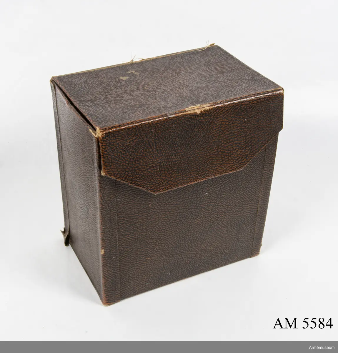 Storbildskamera 9x12 av trä, Brückner.
Består av: 1 kamera, 1 objektivbräda, 1 inställningsduk av svart bomull, 1 stativ m kuggdrev (trä), l:750 mm, vikt:4100 gr. 1 förvaringslåda, 275x175x290 mm, vikt:1500 gr.