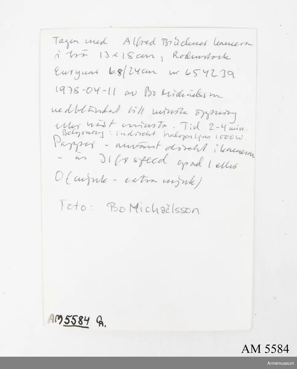Storbildskamera 9x12 av trä, Brückner.
Består av: 1 kamera, 1 objektivbräda, 1 inställningsduk av svart bomull, 1 stativ m kuggdrev (trä), l:750 mm, vikt:4100 gr. 1 förvaringslåda, 275x175x290 mm, vikt:1500 gr.