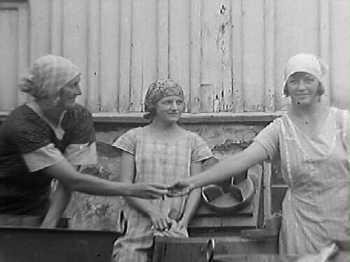 Klädvård. Tvättning av kläder utomhus på Hallagård. Kvinnorna som tvättar är fr v Ebba Larsson, Alice Andersson och Ebba Stener. Se E7136, foto från samma tillfälle.
