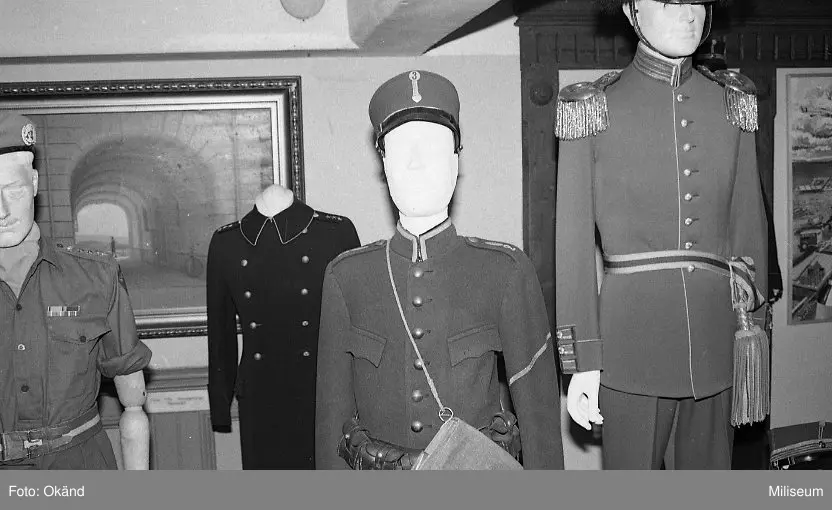 Från vänster: uniform m/indisk; kappa m/ä; uniform m/ä manskap; uniform m/ä överstelöjtnant.