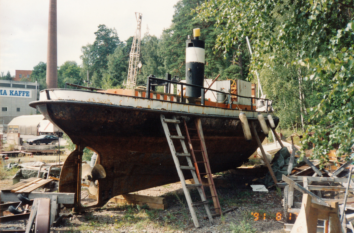 Bogserbåten Ferdinand, ångdriven, uppe på land på varvet i Tollare i Saltsjö-Boo. augusti 1991. Ferdinand renoverades och byggdes om till den från tv kända Safari Queen, av Rolf Zander, uppvuxen i Tollare. Safari Queen var med i tv-serien Sommarpratarna i tv där sommarpratare åkte till Stora Nyckelviken med Safari Queen. I bakgrunden syns rester av fabriker på Tollare, Aroma Kaffe. Området är sedan några år omgjort till bostäder.