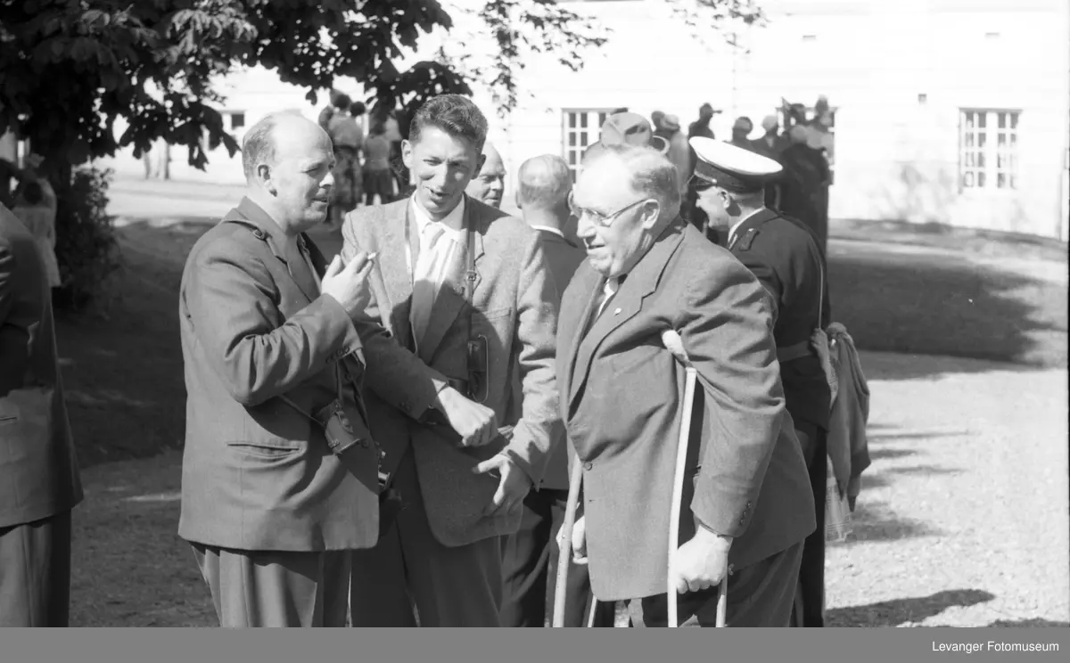 kong-olav-og-prinsesse-astrid-p-bes-k-i-levanger-sommeren-1959-folk