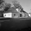 Den karaktäristiska västra flygeln till Frängsäter var tidigare godsets huvudbyggnad men ersattes under 1700-talets när den rådande anläggningen uppfördes. Foto från sydost 1947.