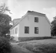 Nordanbacka i Vist från gårdssidan. Uppförd i slutet av 1700-talet och en tid i funktion som församlingens komministerboställe. Foto 1954.