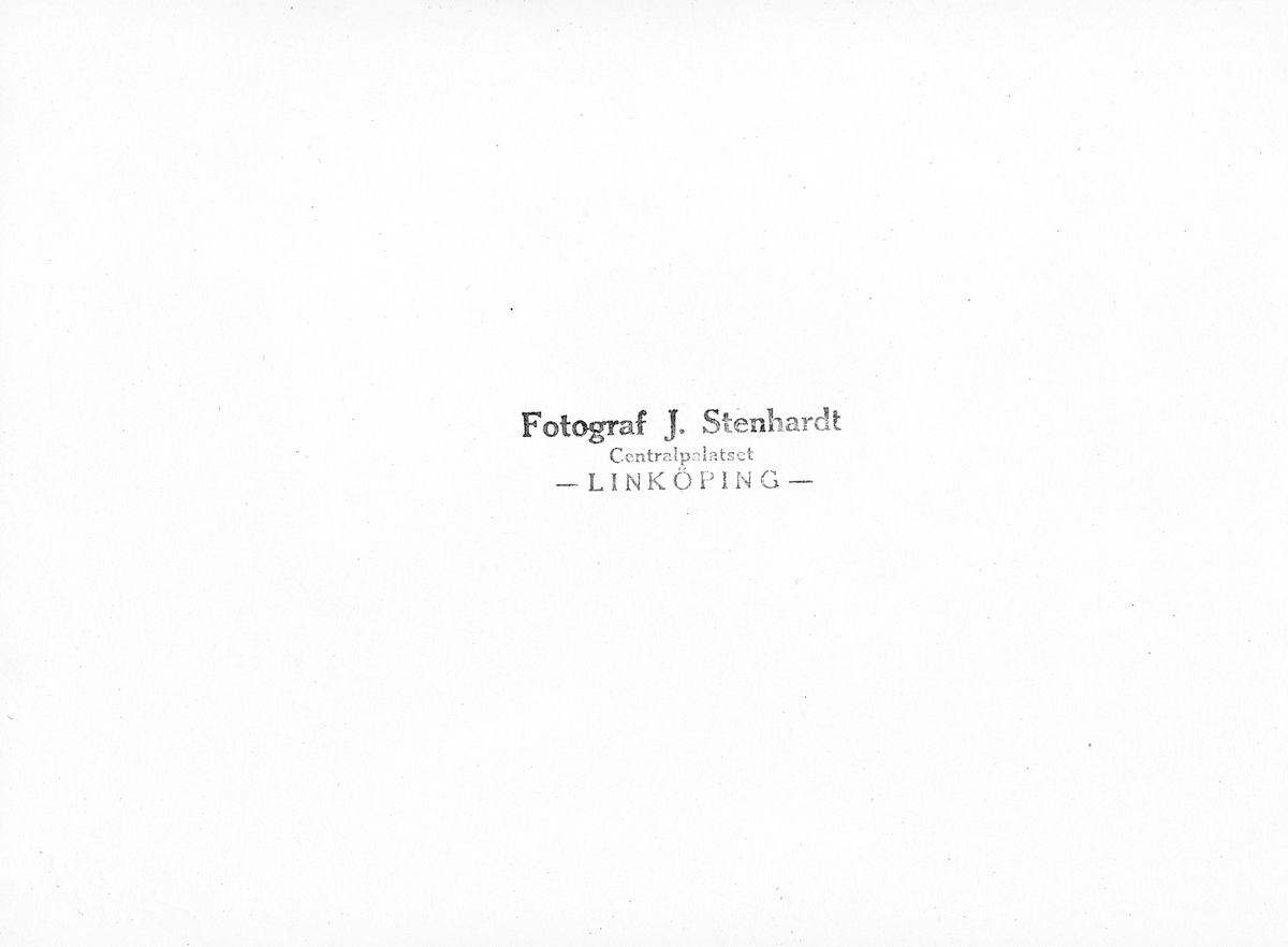 Studentjubilarer från Linköpings högre allmänna läroverk samlade för fotografering. Sannolikt 1924 och 25-årsjubileum av examen. Från vänster ser vi Alvar Drangel, Arvid Kugelberg, Johan Skog, lektor Bernhard Risberg, Herman Samuelsson, Valter Mårtensson och Eskil Ridderstad.