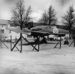 Svenskt jaktplan "J21" på Tekniska museets gård.