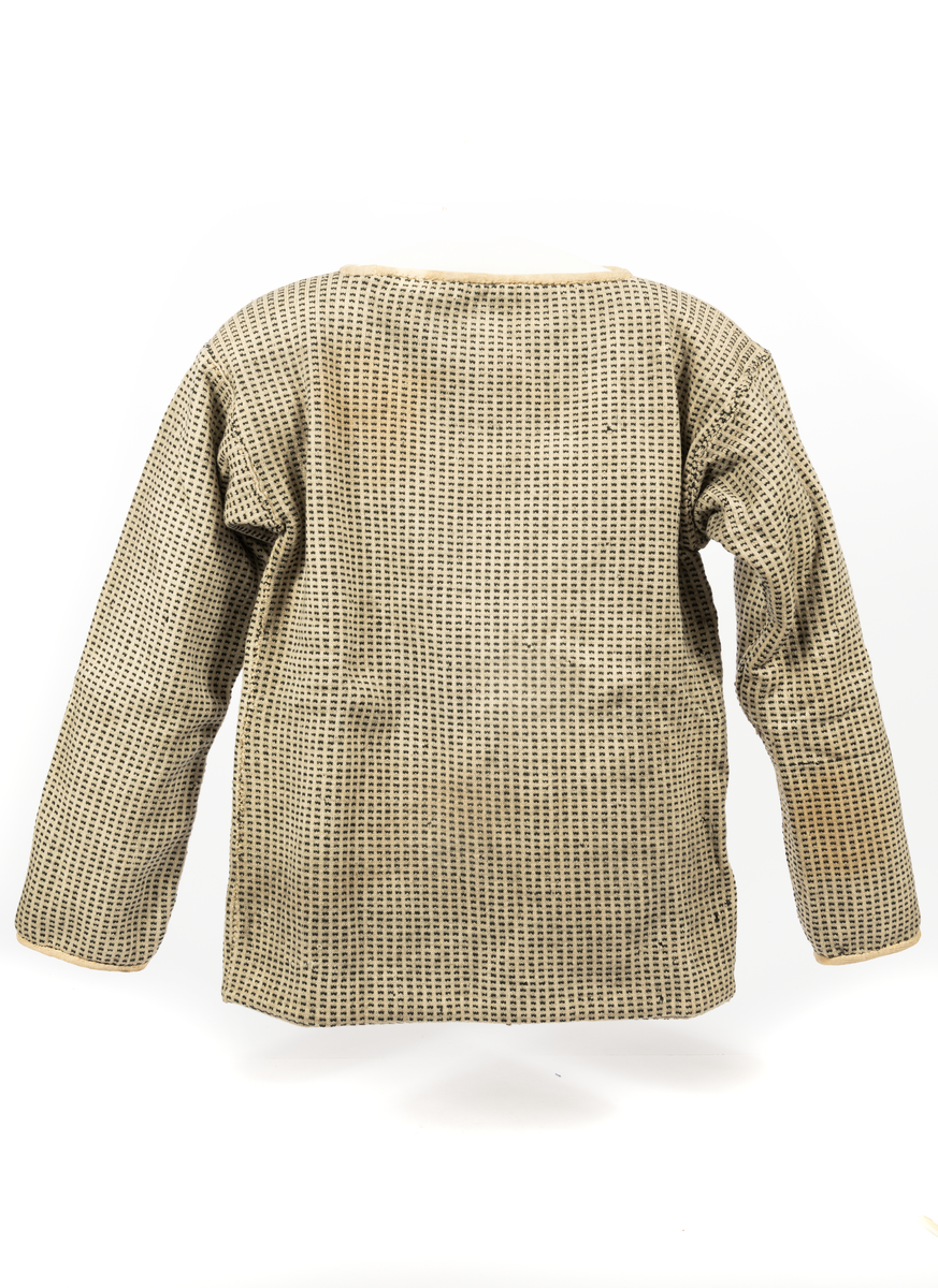 Vidfästad lapp med sigill (Kongl. Sjöförsvarsdepts. Commando Expedition): "Af Kongl, Majt.
I Nåder  fastställd Modell No 2 till ylletröja för båtsmän. Stockholms Slott den 11:te Januari 1855.
På Nådigste Befallning CI. A. Ullner/ C. Ehnemark."

På tröjan påsydd  lapp utan text med  litet sigill: "Svenska Ullverkens St. Norrköping."