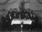 Grupp män vid bord. Herr Simansky. Taget på Nickebo.