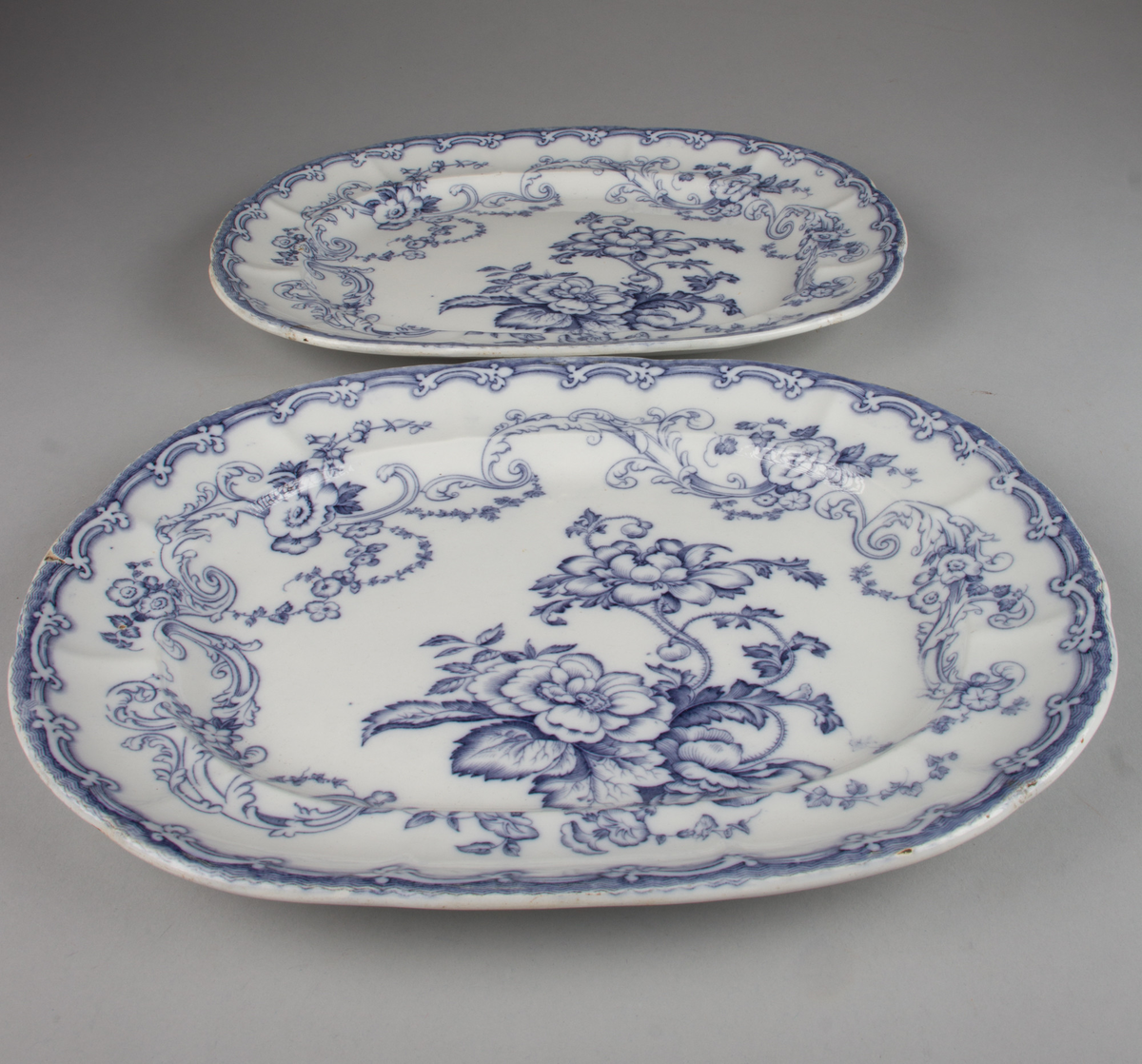 Stort, ovalt serveringsfat i hvitt porselen med blå dekor