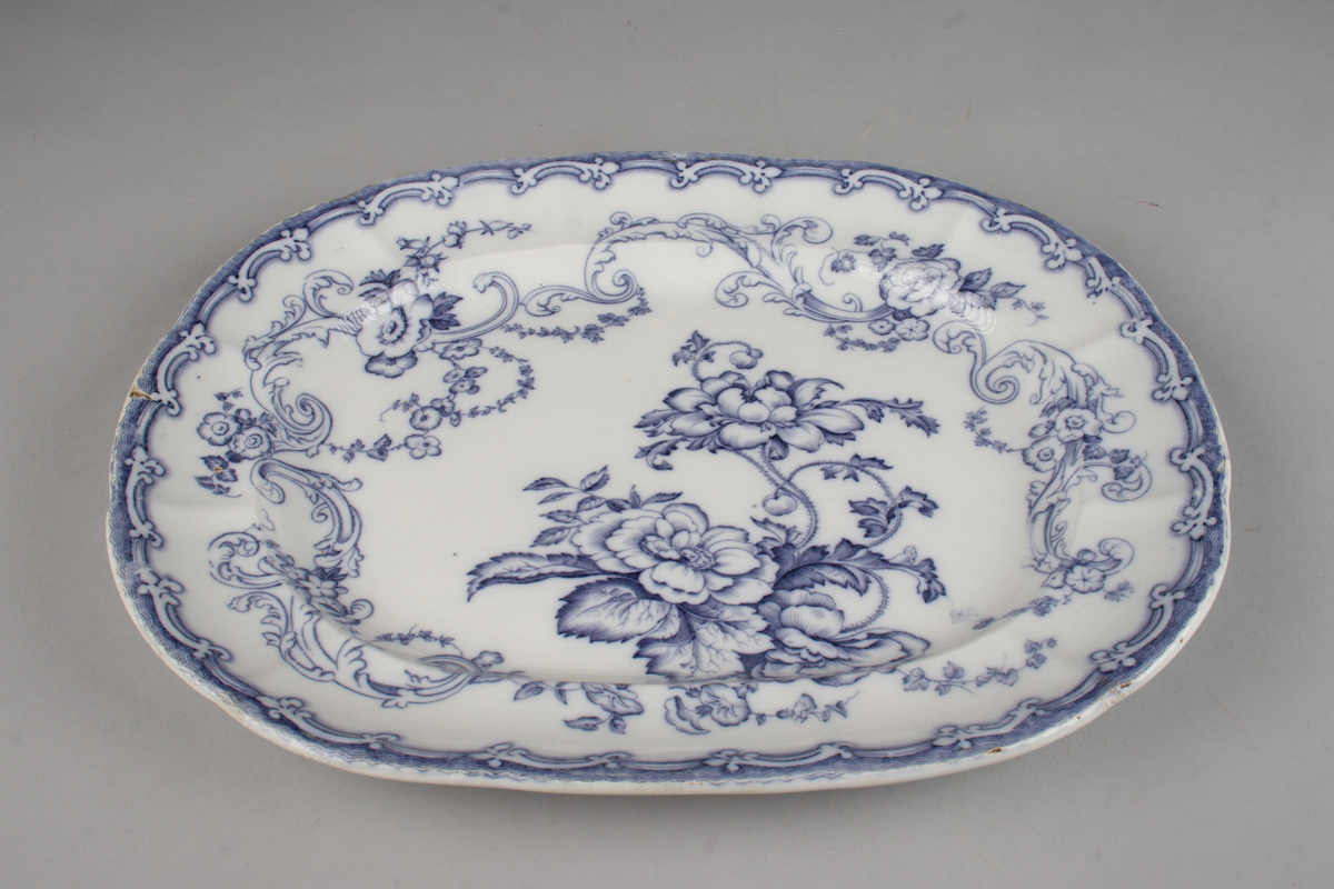 Stort, ovalt serveringsfat i hvitt porselen med blå dekor