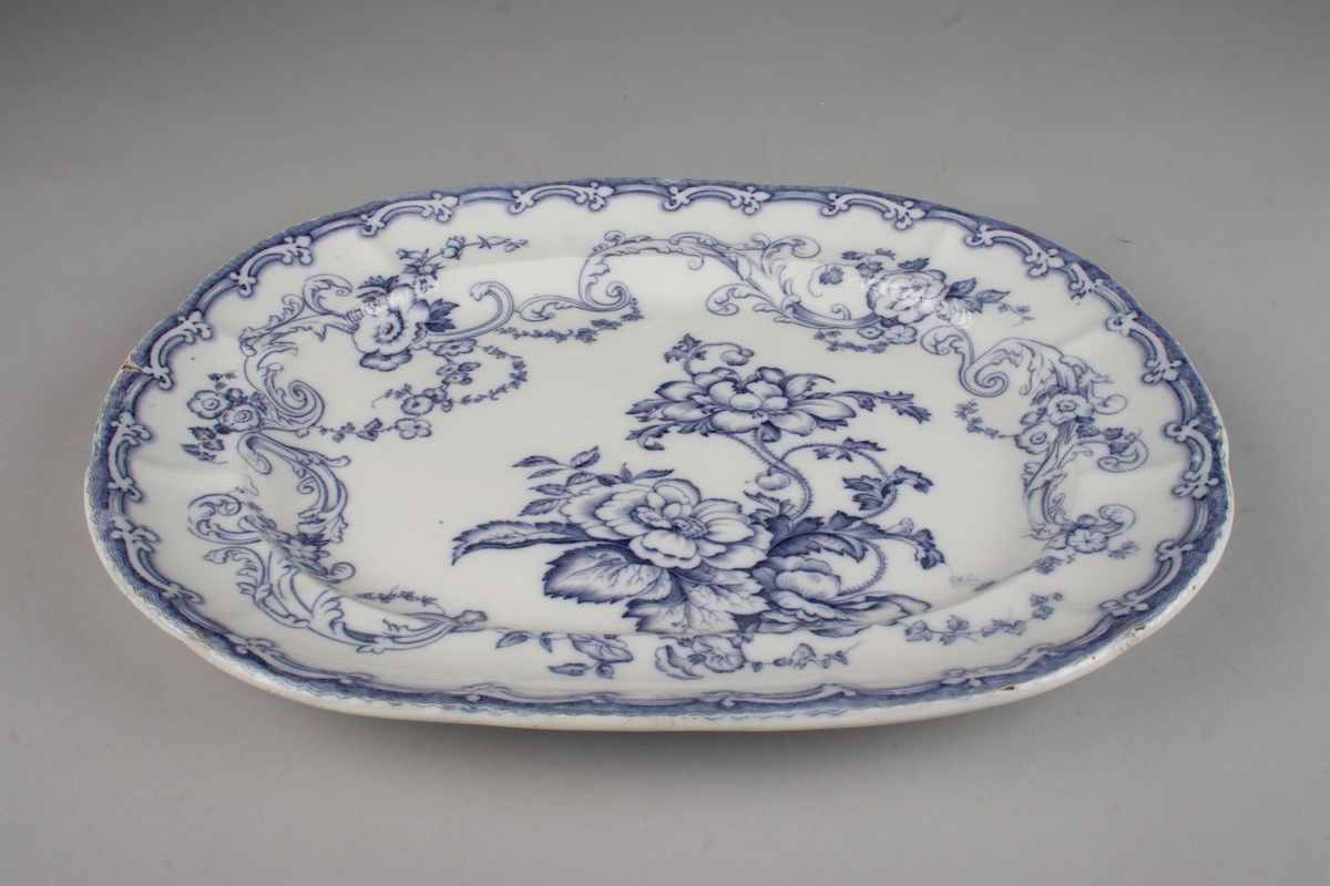 Stort, ovalt serveringsfat i hvitt porselen med blå dekor