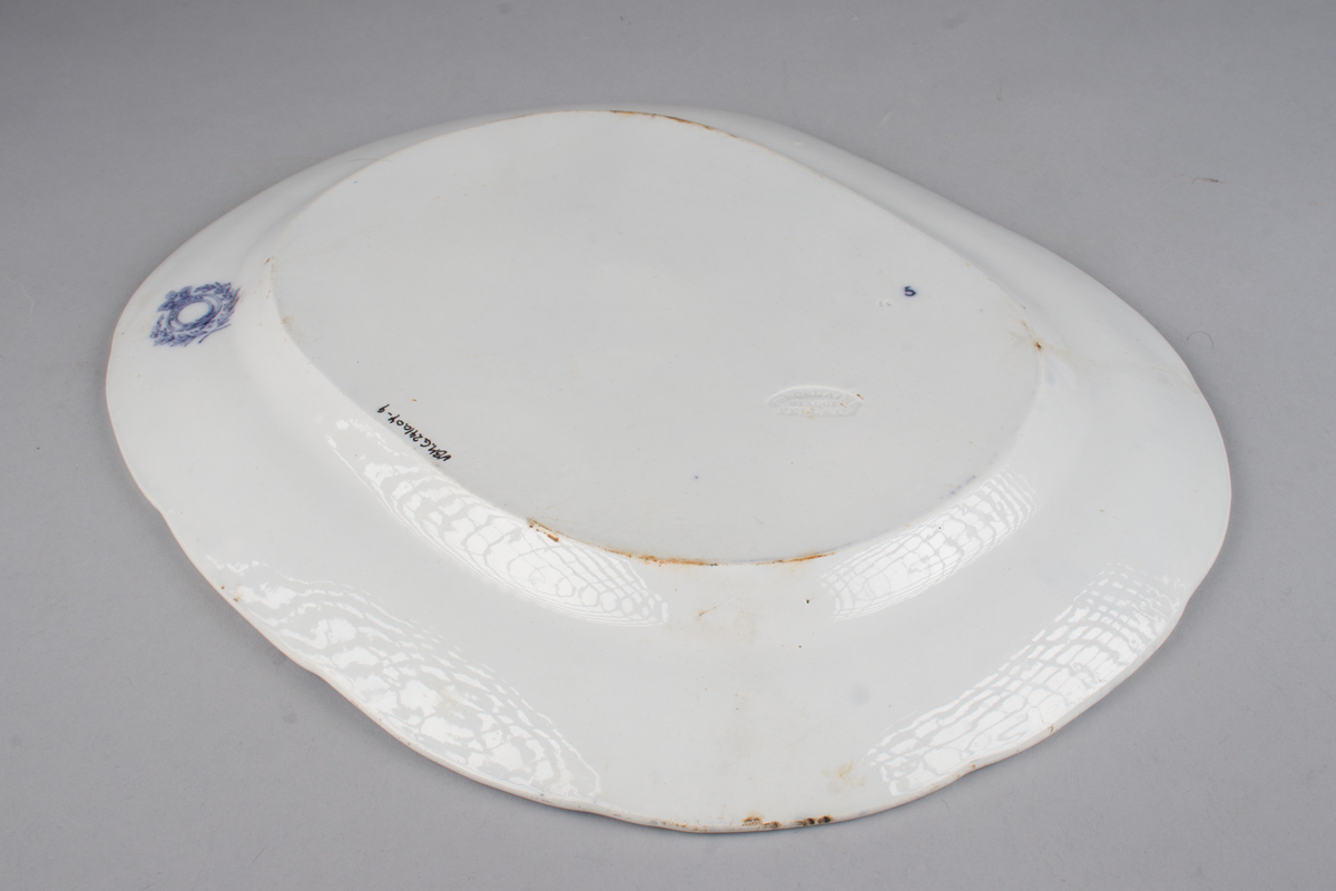 Stort, ovalt serveringsfat i hvitt porselen med blå dekor