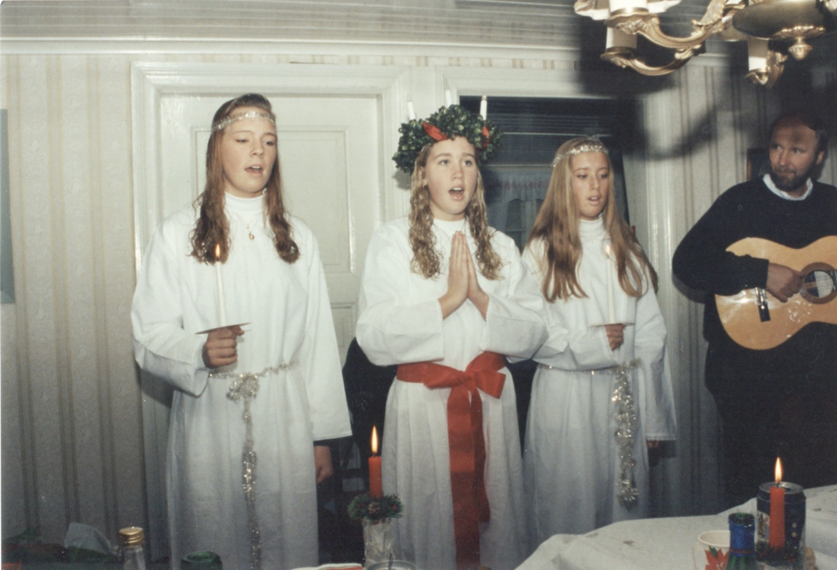 Lions Luciafirande i Vommedal Västergård "Hanses", okänt årtal. Från vänster: 1. Okänd tärna. 2. Lucia: Monika Andersson (Sven Anderssons dotter). 3 Okänd tärna. 4. Sven Andersson från Visans Vänner (gitarr). Relaterat motiv: A4525.