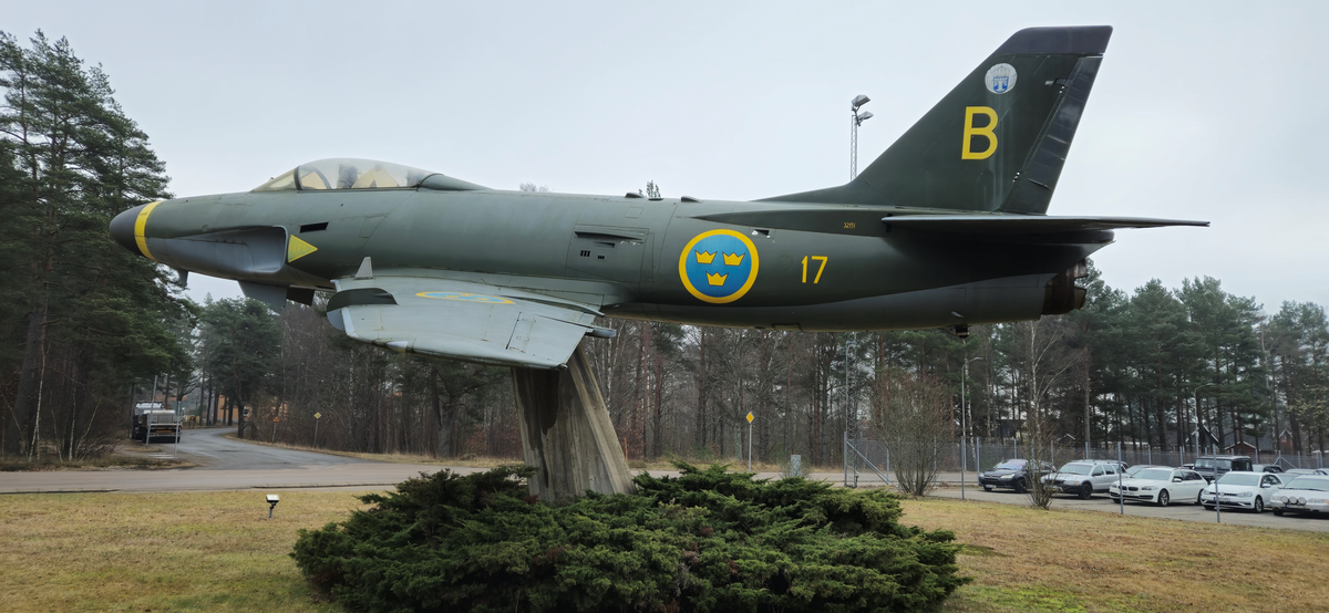 Attackflygplan A 32A
Saab 32 Lansen

Märkning: Runt nosen en gul ring; på bakkroppen kronmärke och flottiljnummer 17; på fenan ett gult B och Blekinges landskapsvapen.