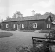 Östra flygeln till Landeryds kyrkoherdebostad (Hageby). Tidigare gårdens huvudbyggnad men senare i bruk som expedition och arkivlokal. Än senare i privat ägo. Foto 1954.