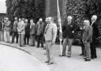 Kamratföreningens Danmarksresa 15/8 - 18/8 1974, till bl a Fynske Livregementet, Odense.
Vid minnestavlan över de stupade under 2:a världskriget. Framför fanan: kapten Erik Lindqvist.