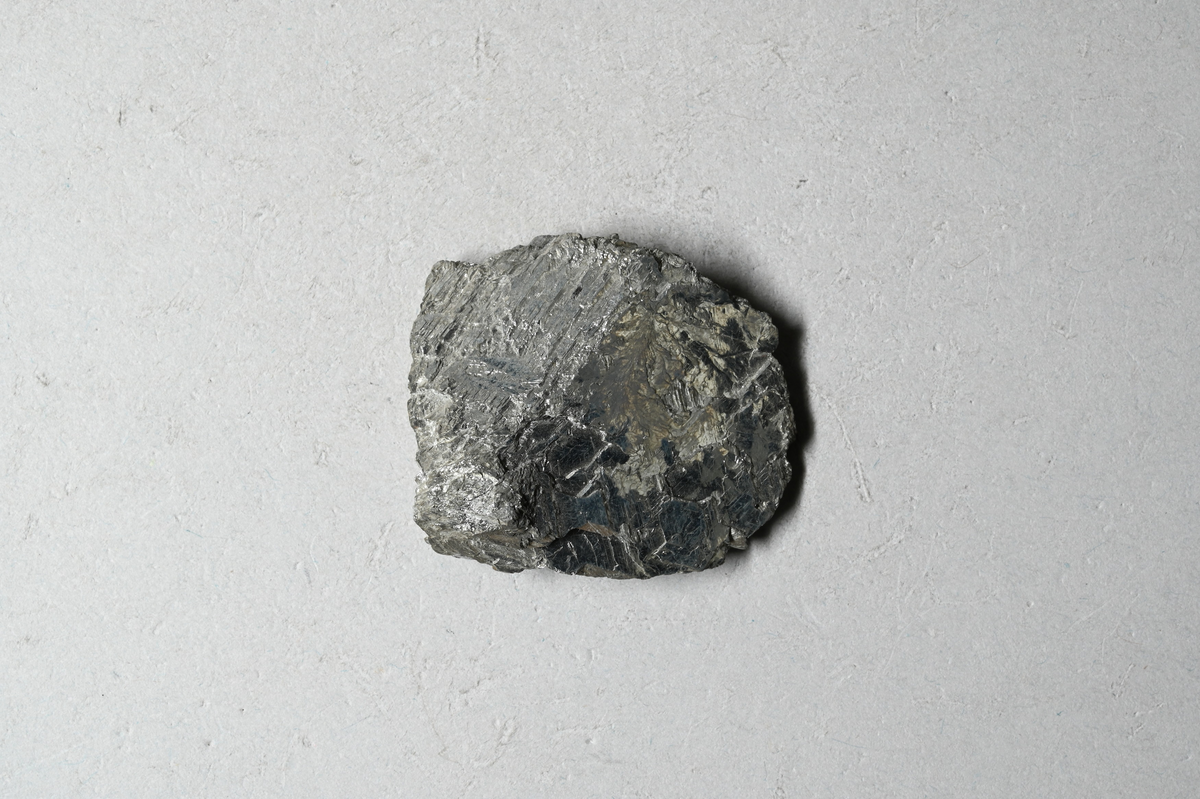 Materialprov, garad klevanickel. Lapp medföljer: "Garad klefvanickel hos Owen 1842, en gäng garad utan koppar tilsats."