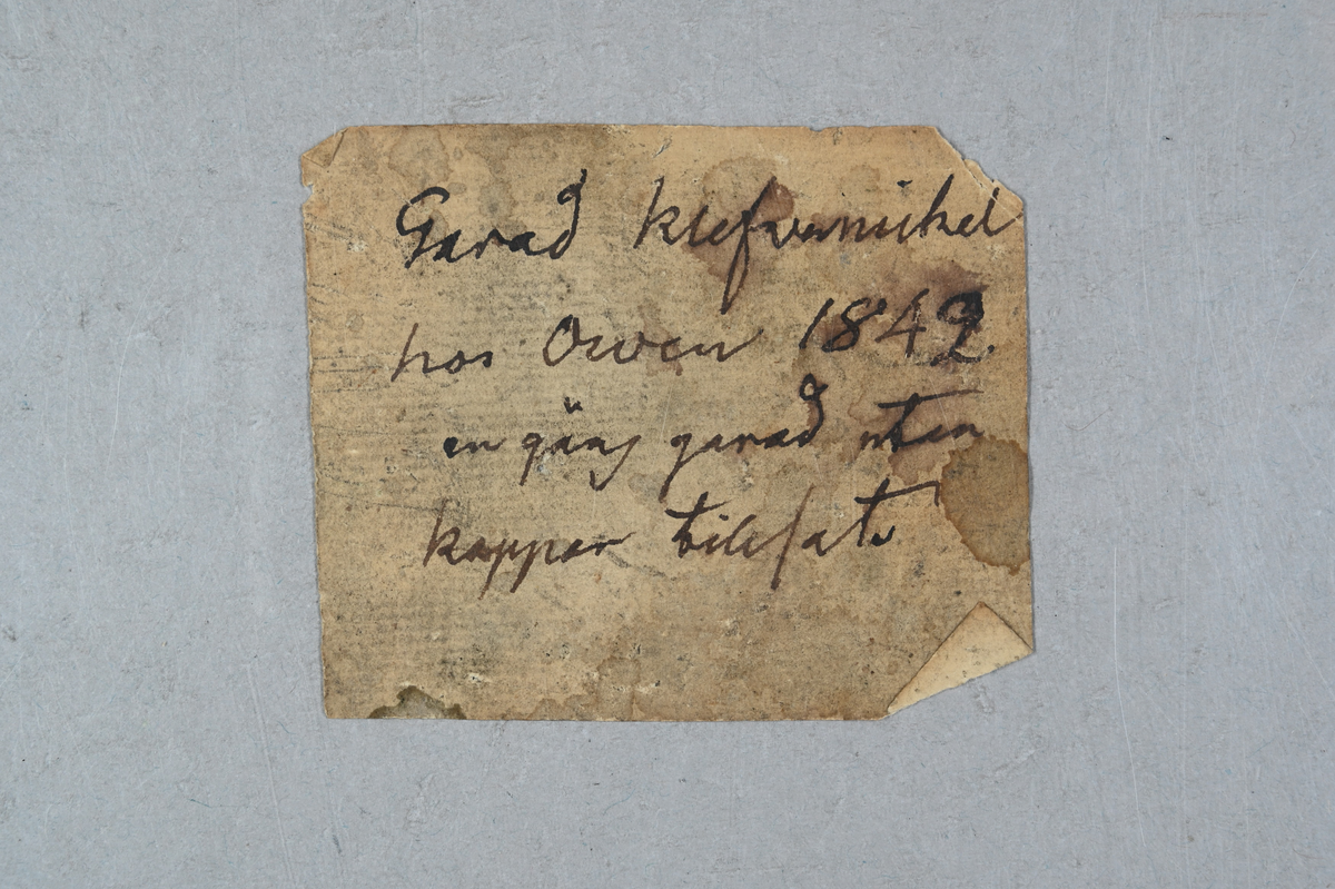 Materialprov, garad klevanickel. Lapp medföljer: "Garad klefvanickel hos Owen 1842, en gäng garad utan koppar tilsats."