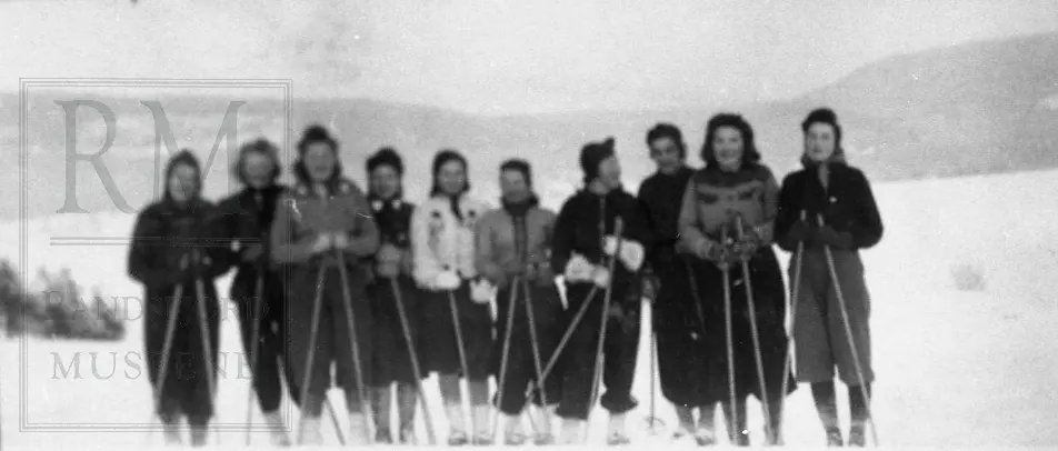 Kvinnegruppe på ski
