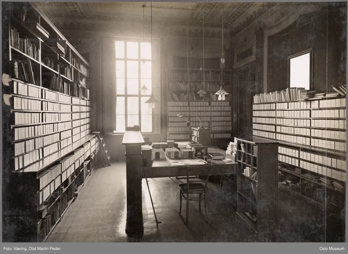 Universitetet, interiør, Universitetsbiblioteket, katalogrommet, skrivebord, skap, bokhyller, lamper