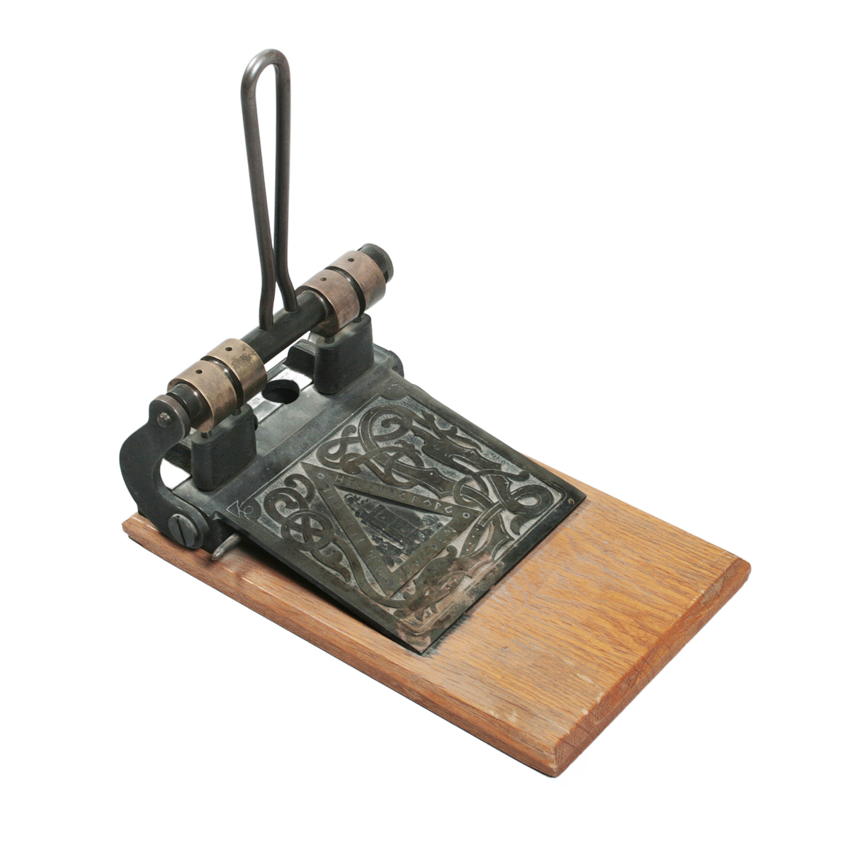 Hålstans. Med reliefdekor föreställande "fästningen kärnan" inom triangel och omgiven av drakslingor. Styrskena för olika pappersstorlekar. Märkt: A.B. TENGWALL HELSINGBORG SWEDEN. Proveniens: Eiser AB, Borås.

Äldre historik:
Kärnan är ett torn som är den enda kvarstående byggnaden av det medeltida Helsingborgs slott. Dendrokronologisk datering har visat att Kärnan byggdes på 1310-talet, då Erik Menved var kung i Danmark. Tornet är 35 meter högt och ligger i sin tur på landborgen. (Wikipedia)