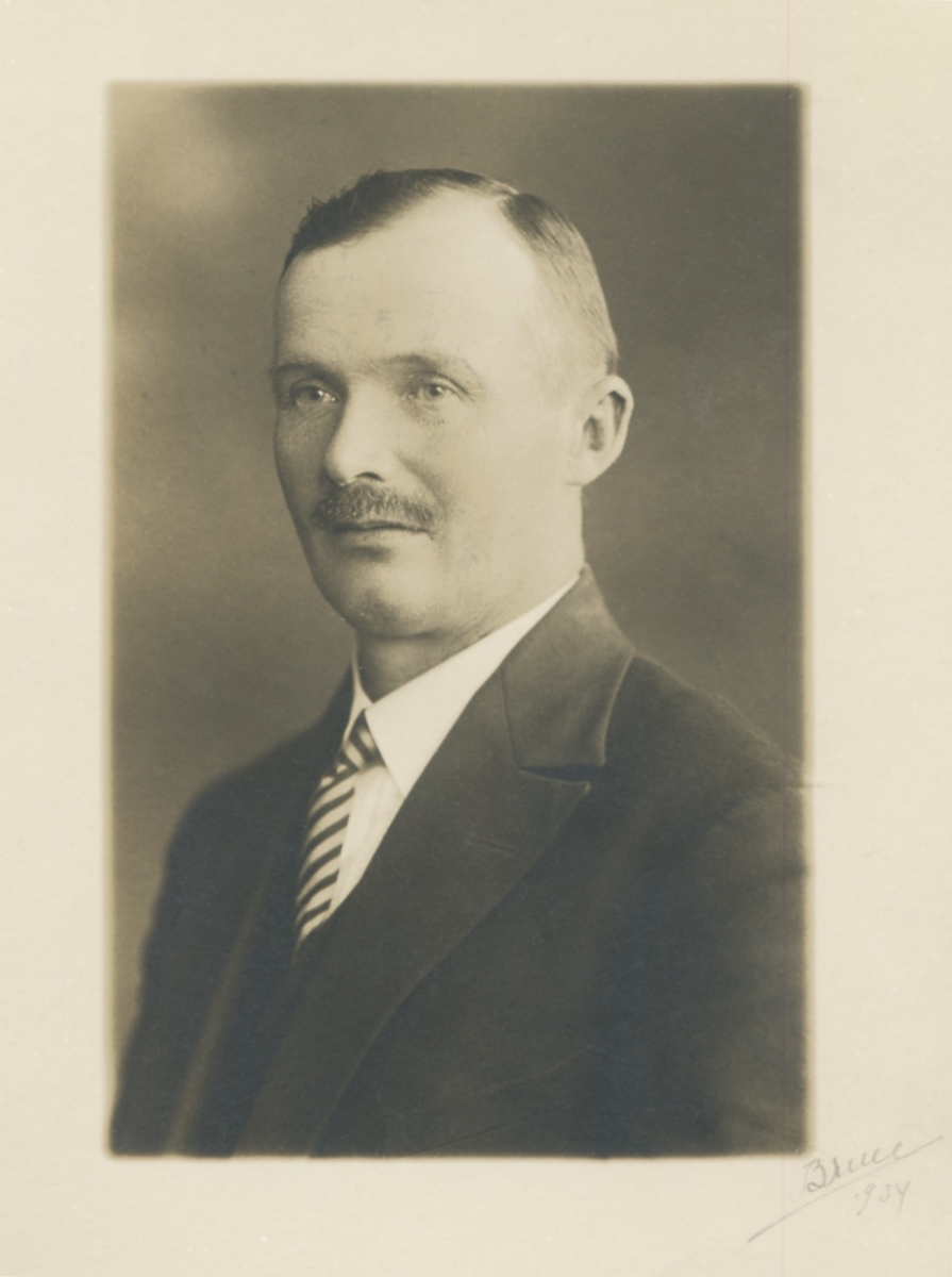 Ateljéporträtt av Axel Karlsson, Tollered 1:4 (1884 - 1971) år 1934. Kommunal ordförande samt fritidspolitiker i många år. Bodde de sista åren i en lägenhet i det då nybyggda området på Vommedalsvägen.