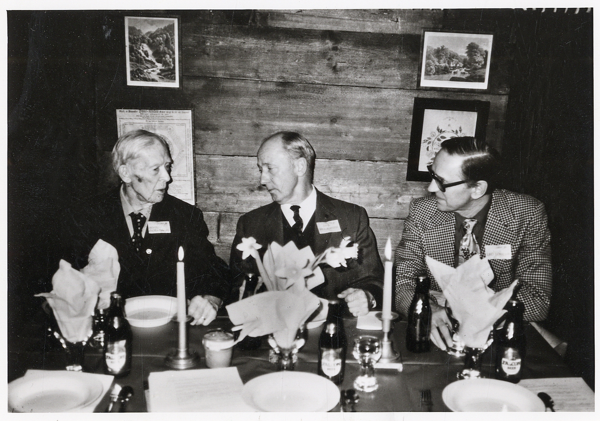 Kamratföreningens Göteborgsavdelnings bildande, den 24/4 1981.
Fr.v.: kontorschef Anders Hyltén-Cavallius, överste Sven Skeppstedt samt ordföranden i Göteborgsavdelningen, kapten Lars Bendelin.
